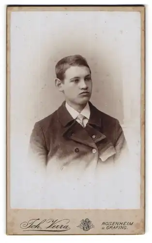 Fotografie Joh. Verra, Rosenheim, Junger Mann im Anzug