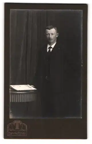 Fotografie Hermann Tietz, München, Mann im Anzug mit dunkler Krawatte