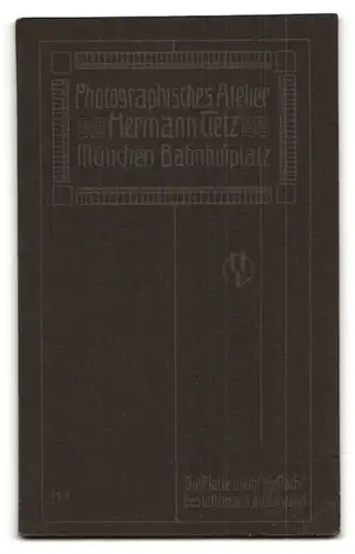 Fotografie Hermann Tietz, München, Mann im Anzug mit dunkler Krawatte