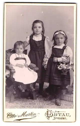 Fotografie Otto Masting, Löbtau, Geschwister in Sonntagskleidung mit Blumenkorb