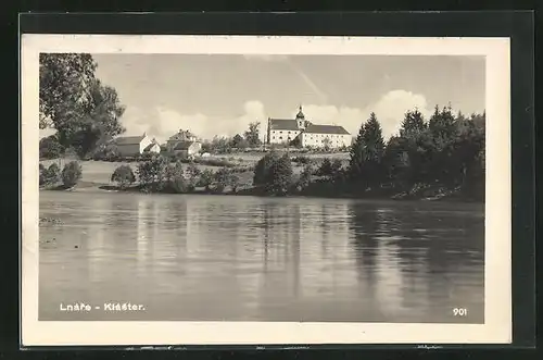 AK Lnáre, Blick vom Wasser auf das Kloster