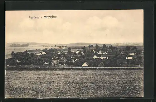 AK Mezirici, Ortsansicht mit Feldern
