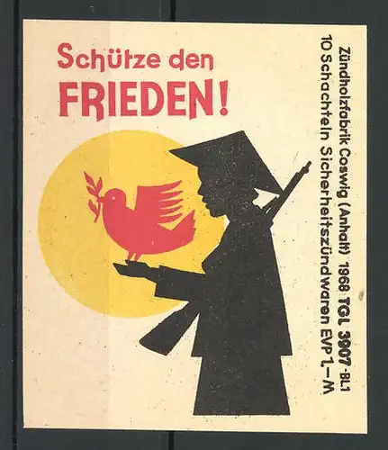 Reklamemarke Zündholzfabrik Coswig 1968, Schütze den Frieden, Vietnamese mit Gewehr und Friedenstaube