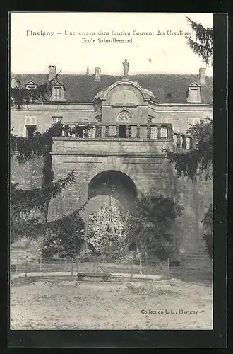 AK Flavigny, Une terrasse dans l`ancien Couvent des Ursulines École Saint-Bernard