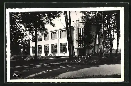 AK Coutivert, Gebäudeansicht im Sonnenschein