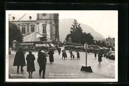 AK Mariazell, Menschen im Regen vor der Kirche