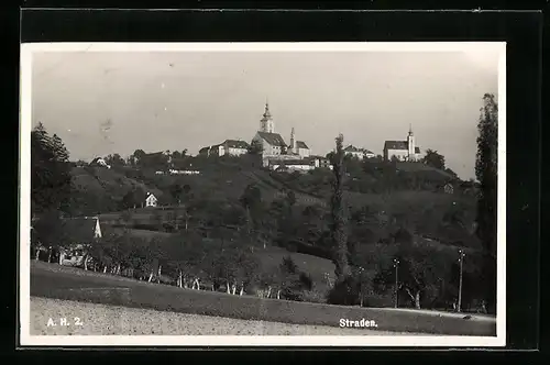 AK Straden, Blick hinauf zur Kirche im Ort