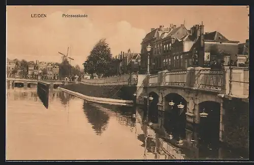 AK Leiden, Prinsessekade, Brückenpartie mit Blick zur Windmühle