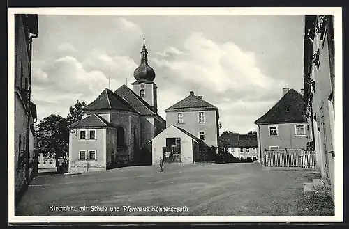 AK Konnersreuth, Kirchplatz mit Schule und Pfarrhaus