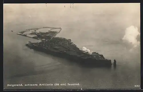 AK Helgoland, Inselansicht mit feuernder Artillerie