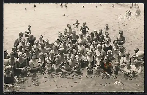 Foto-AK Gruppe Badegäste im Meer