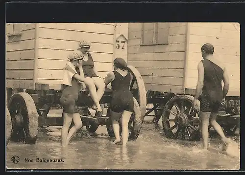 AK Gruppe in Bademode vor einem Badewagen