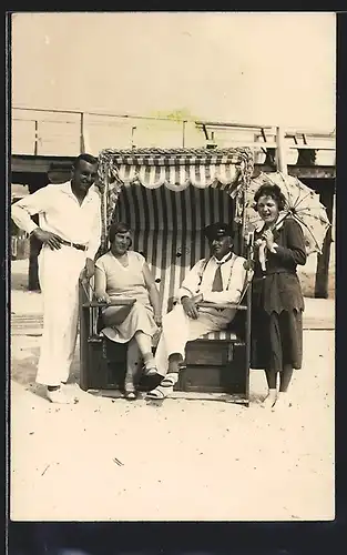 Foto-AK Vergnügte Gruppe im Strandkorb