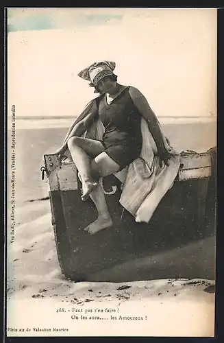 AK Dame im Badeanzug posiert am Strand