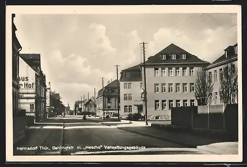 AK Hermsdorf /Th., Bahnhofstrasse mit Hescho-Verwaltungsgebäude
