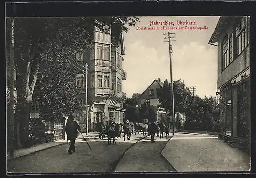 AK Hahnenklee / Harz, Dorfstrasse mit Hahnenkleer Damenkapelle (Kuhherde)