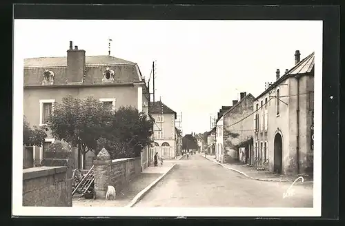 AK Pouilly-en-Auxois, Une Partie dans une Rue