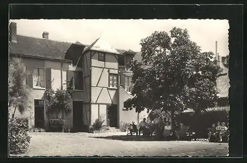 AK Ladon, La cour de l`Hôtel du Cheval Blanc