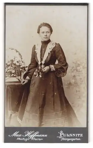 Fotografie Max Hoffmann, Pulsnitz, Portrait bildschöne junge Frau mit Blumen in der Hand