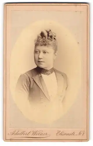 Fotografie Adalbert Werner, München, Portrait hübsche blonde Frau mit hochgestecktem Haar