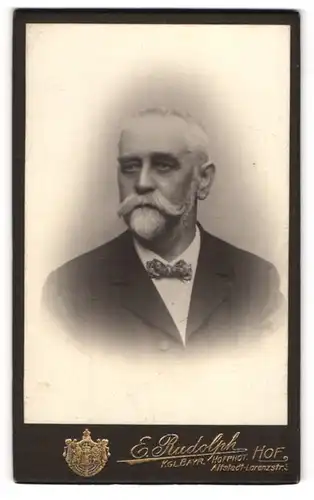 Fotografie E. Rudolph, Hof, Portrait betagter Herr mit grauem Haar und Bart