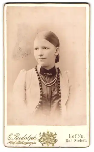 Fotografie E. Rudolph, Hof i. B., Portrait bildschönes Fräulein mit Brosche und Halskette