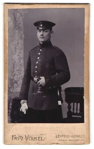 Fotografie Fritz Völkel, Leipzig-Gohlis, stattlicher junger Soldat in interessanter Uniform