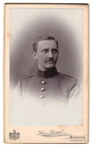 Fotografie Hans Brand, Bayreuth, Portrait junger stattlicher Soldat in interessanter Uniform