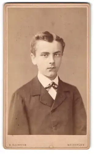 Fotografie R. Bachner, Meiningen, Portrait niedlicher Bube im hübschen Jackett