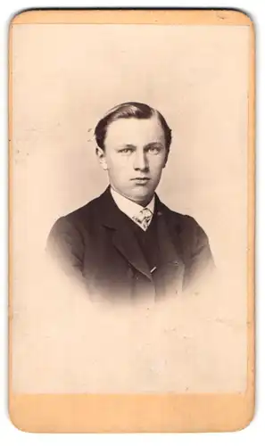 Fotografie F. Wolfram, Dresden, Portrait junger Mann im eleganten Jackett