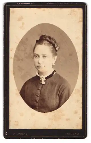 Fotografie A. Jonas, Potsdam, Brustportrait junge Dame mit Hochsteckfrisur