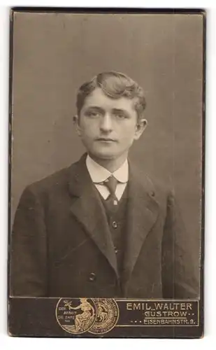 Fotografie Emil Walter, Güstrow, Portrait junger Mann im Anzug mit Krawatte