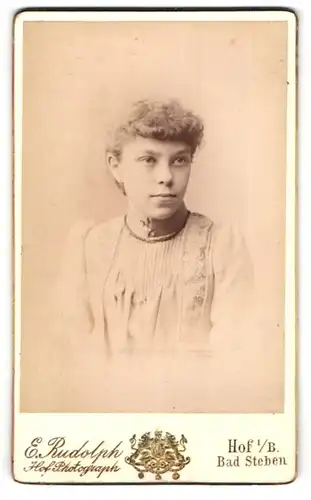 Fotografie E. Rudolph, Hof i / B., Portrait junge Dame mit Kragenbrosche und Halskette