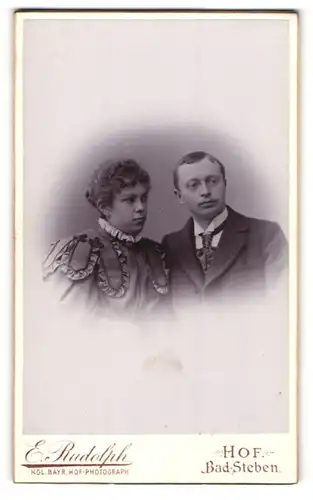 Fotografie E. Rudolph, Hof, Portrait junges Paar in zeitgenössischer Kleidung
