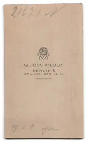 Fotografie Atelier Globus, Berlin-S, Portrait elegant gekleideter Herr am Tisch sitzend