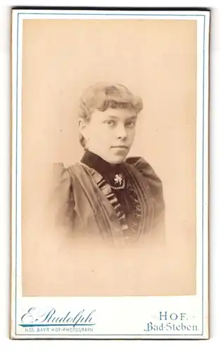 Fotografie E. Rudolph, Hof, Portrait junge Dame in zeitgenössischer Kleidung
