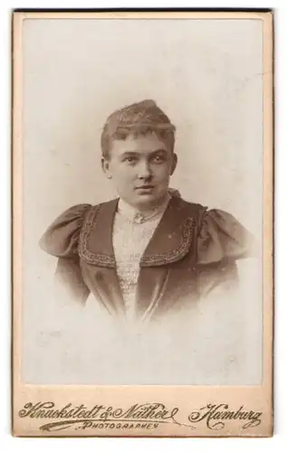 Fotografie Knackstedt & Näther, Hamburg, Portrait junge Dame mit zurückgebundenem Haar