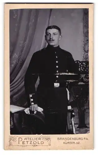 Fotografie Paul Petzold, Brandenburg a / H., Portrait Soldat in Uniform mit Handschuhen