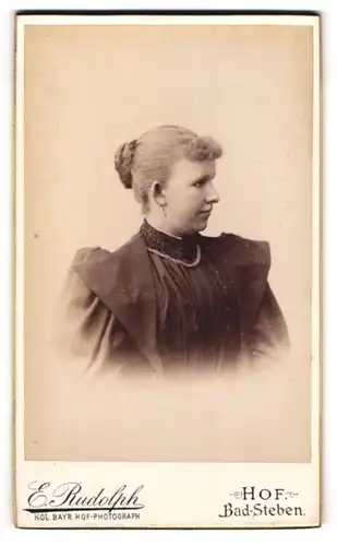 Fotografie E. Rudolph, Hof, Portrait bürgerliche Dame mit Dutt und Halskette