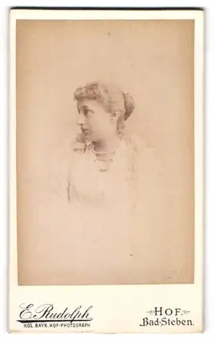 Fotografie E. Rudolph, Hof, Portrait junge Dame im weissen Kleid mit Schleifen