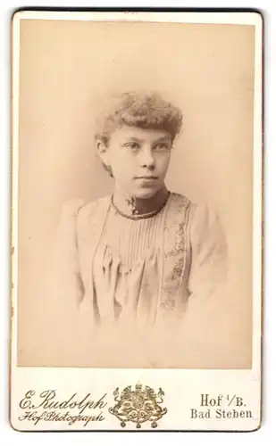 Fotografie E. Rudolph, Hof i / B., Portrait hübsch gekleidete Dame mit Halskette