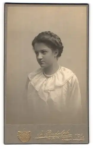 Fotografie E. Rudolph, Hof, Portrait junge Dame mit Flechtfrisur und Halskette