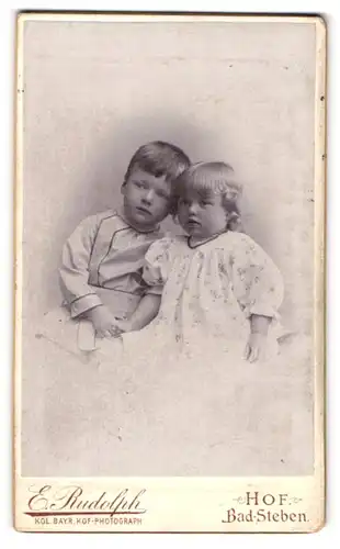 Fotografie E. Rudolph, Hof, Portrait hübsch gekleidetes Kinderpaar sich an der Hand haltend