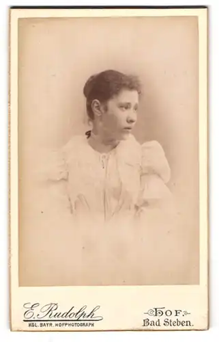 Fotografie E. rudolph, Hof, Portrait junge Dame mit Dutt und Halskette
