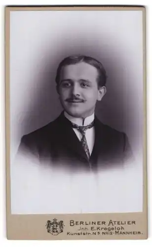 Fotografie E. Kregeloh, Mannheim, Portrait junger Herr im Anzug mit Krawatte und Zwirbelbart