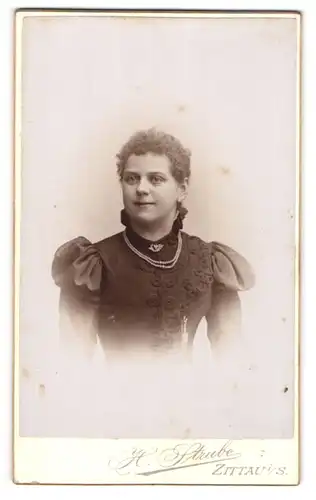 Fotografie H. Strube, Zittau i / S., Portrait bürgerliche Dame mit Kragenbrosche und Halskette