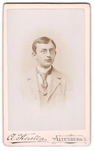 Fotografie A. Kersten, Altenburg i / S., Portrait junger Mann im Anzug mit Krawatte und Zwicker