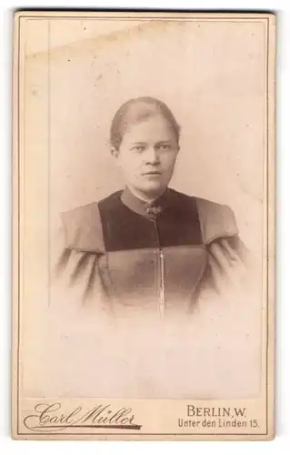 Fotografie Carl Müller, Berlin-W, Portrait bürgerliche Dame mit zurückgebundenem Haar
