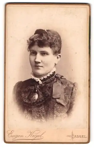Fotografie Eugen Kegel, Cassel, Portrait bürgerliche Dame mit Amulett