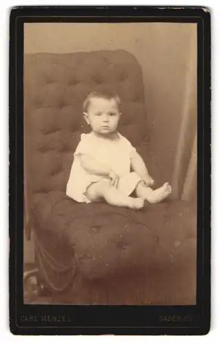 Fotografie Carl Menzel, Gadebusch, Portrait niedliches Kleinkind im weissen Hemd auf Sessel sitzend